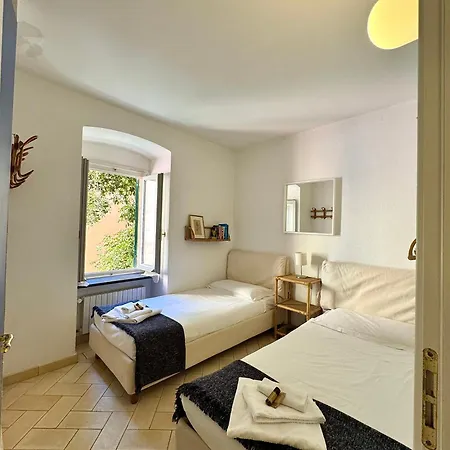 Casa • • *