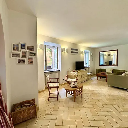 Casa • • Apartment Paraggi